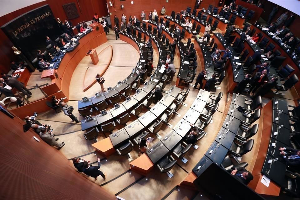 La Mesa Directiva justificó el gasto con el argumento de que es necesario profesionalizar y hacer más eficientes los servicios administrativos y de apoyo parlamentario del Senado.