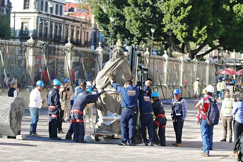 Diez horas duraron los trabajos para retirar las esculturas.