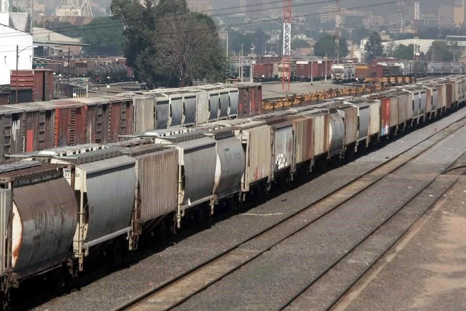 AMLO emplazó a concesionarios de ferrocarriles de carga a llevar personas o publicará un decreto para tener trenes de pasajeros.