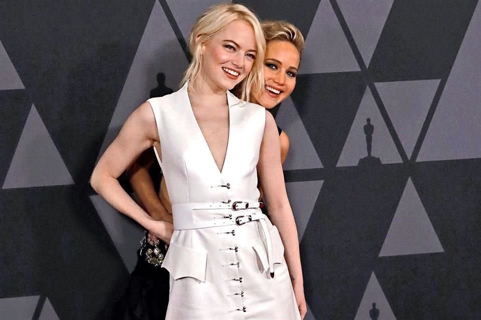 Emma Stone y Jennifer Lawrence jugaron en la alfombra.