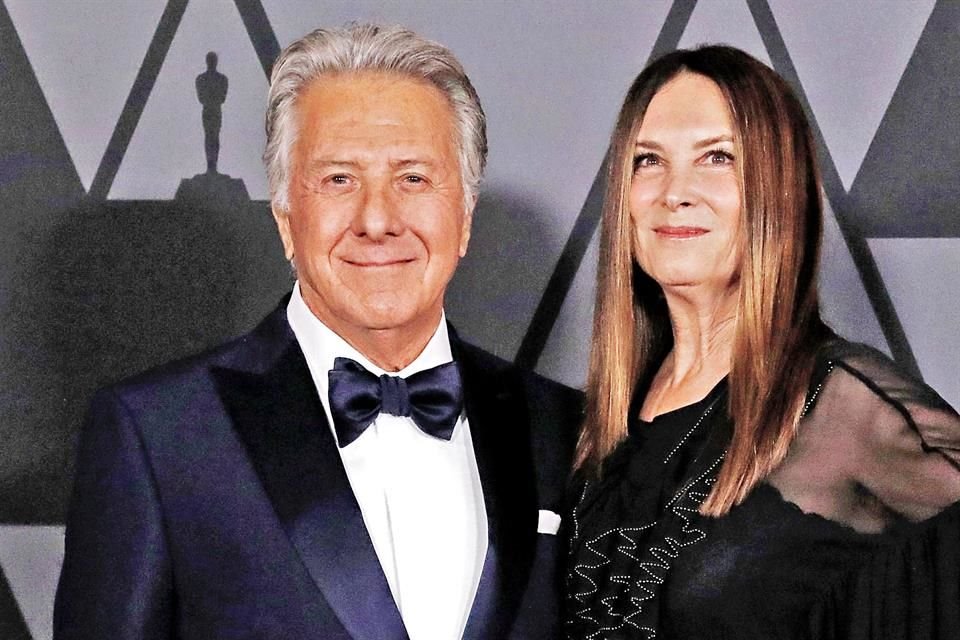 Dustin Hoffman sonriente, pese a ser señalado por acoso en los últimos días.
