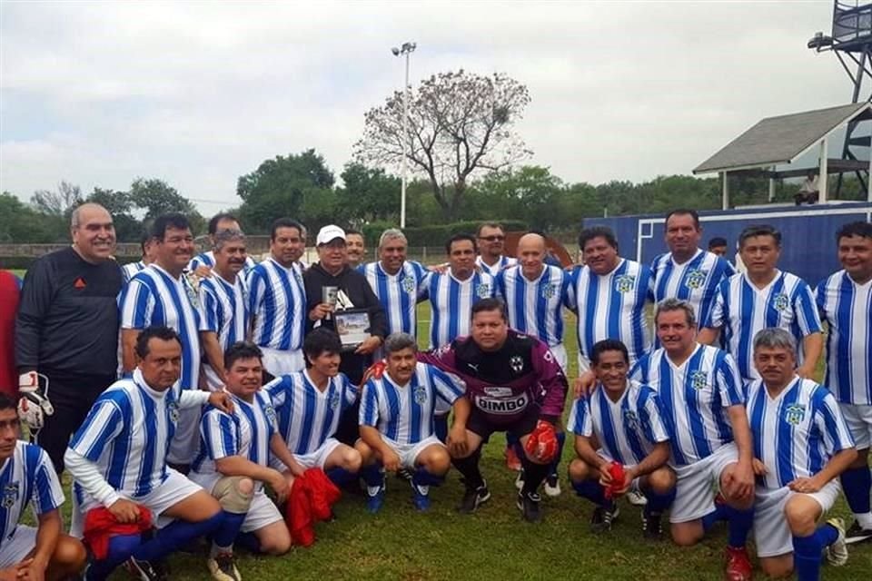 Los ex jugadores realizaron un partidito para luego tener un convivio.