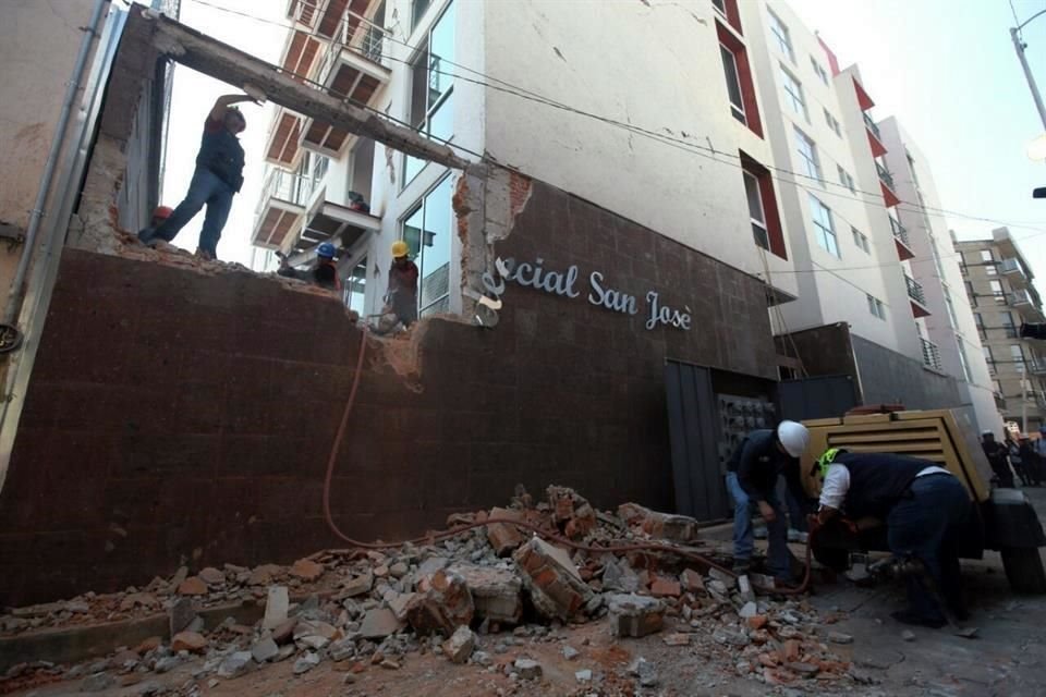 El residencial en Zapata 56, junto con el edificio de Bretaña número 90, es uno de los dos edificios de departamentos nuevos de la Benito Juárez que colapsaron tras el sismo del 19 de septiembre.