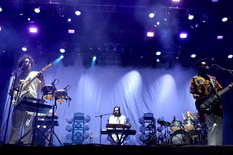 La banda de música electrónica Metronomy tocó una hora sin parar en el escenario Doritos del Corona Capital.