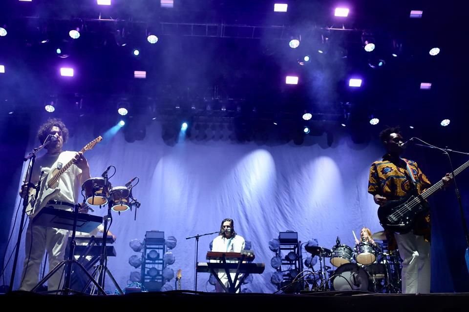 La banda de música electrónica Metronomy tocó una hora sin parar en el Corona Capital.