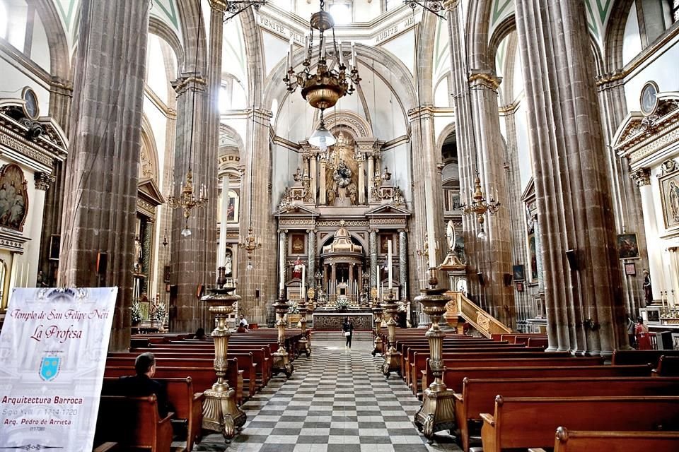 La Profesa, que data de 1610, se ubica en la intersección de Madero e Isabel La Católica, en el Centro Histórico.