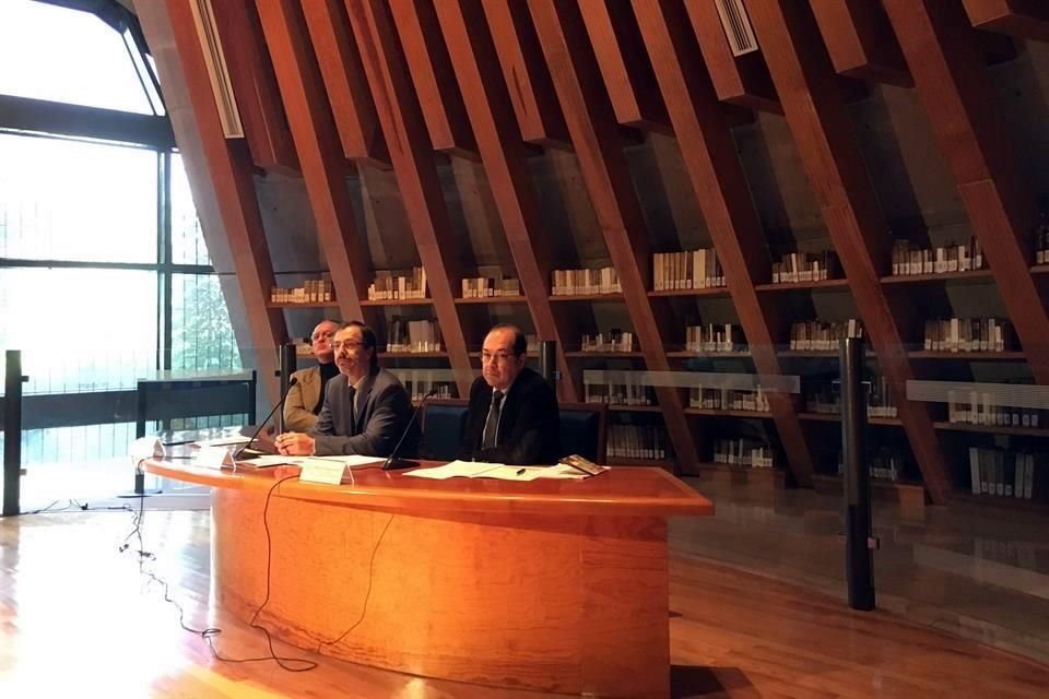 el violinista e investigador Samuel Máynez anunció el programa de la gala del jueves 30 de noviembre, a cargo de la Orquesta Sinfónica de la Escuela Nacional Preparatoria.