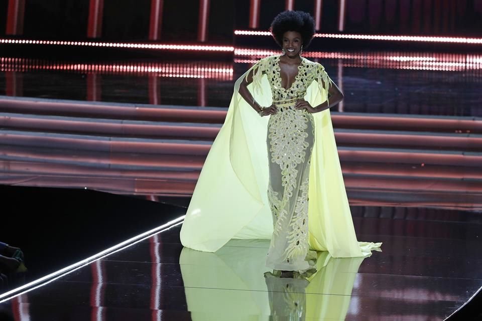 Davina Bennett, de Jamaica, brilló con su porte y elegancia.