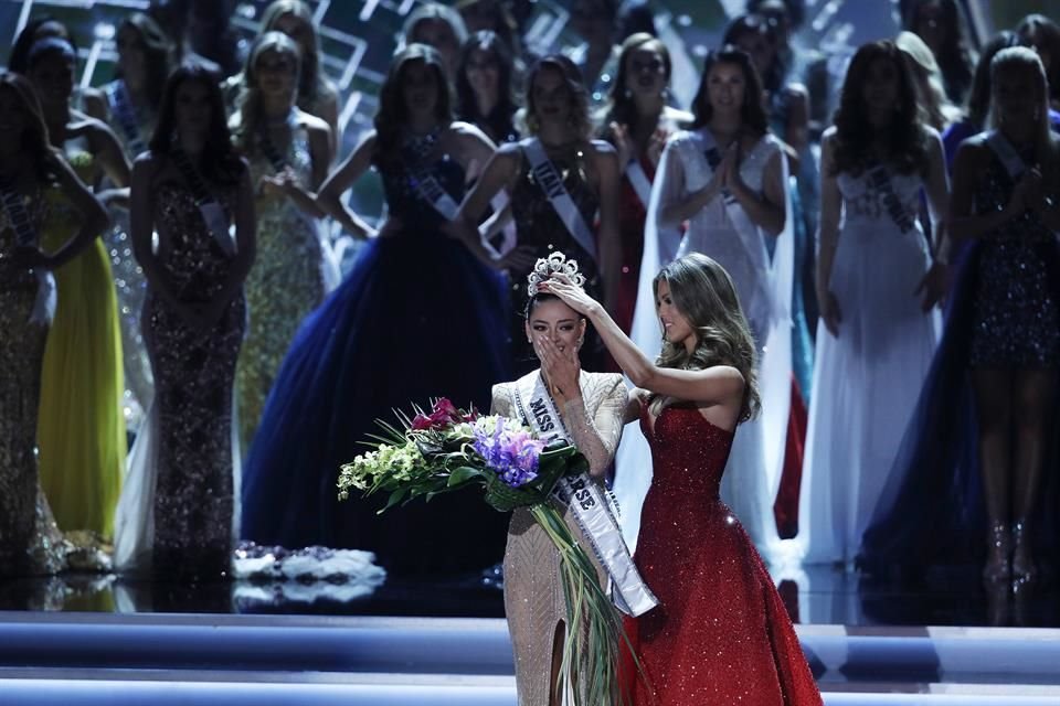 Iris Mittenaere, ganadora del año anterior, fue quien le colocó la corona.
