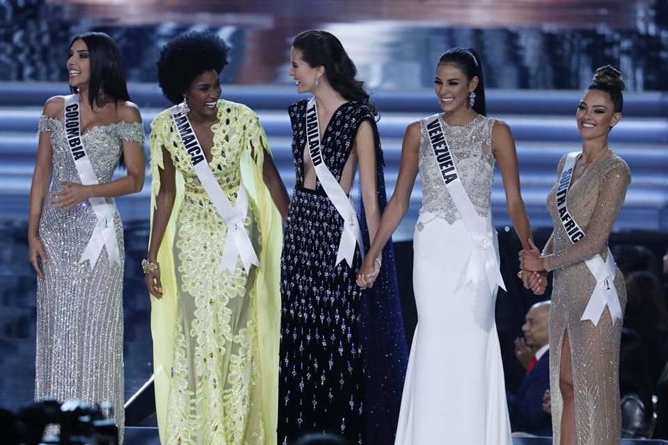 Aunque nerviosas, las integrantes del Top 5 no perdieron la sonrisa.