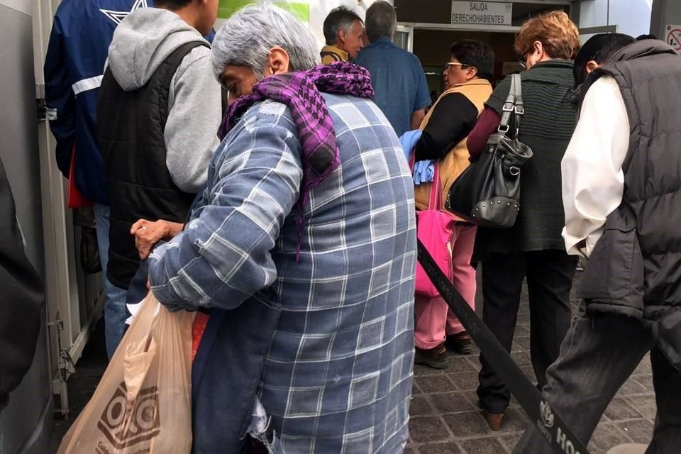 Flor, de 64 años, se formó durante dos horas para surtir su medicamento Truvada, pero se lo cambiaron por Kivexa; ahora teme los efectos del nuevo fármaco.