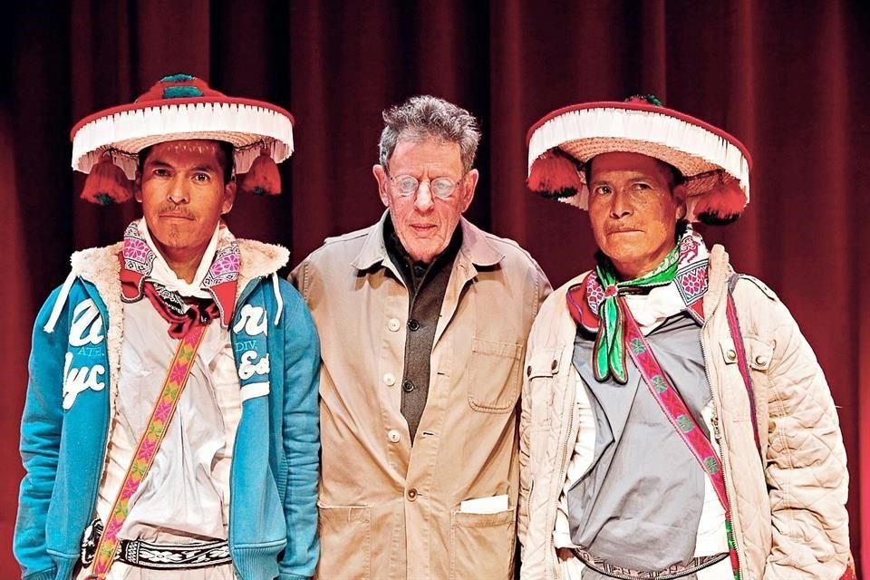 Philip Glass celebra sus 80 años en México. Este viernes y el martes ofrecerá dos conciertos en el Claustro de Sor Juana con los músicos wikárikas Daniel de la Rosa y Erasmo Medina.