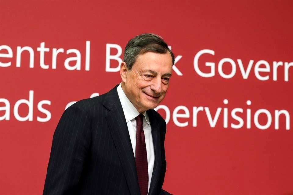 El presidente del Banco Central Europeo (BCE), Mario Draghi, antes de atender la rueda de prensa del BPI sobre la reforma de la regulación de supervisión de Basilea III.