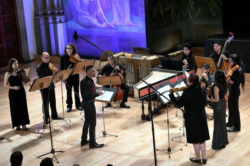 Con el director y flautista Horacio Franco a la cabeza, la Academia de Música Antigua de la UNAM interpretó el concierto, en el Antiguo Colegio de San Ildefonso.