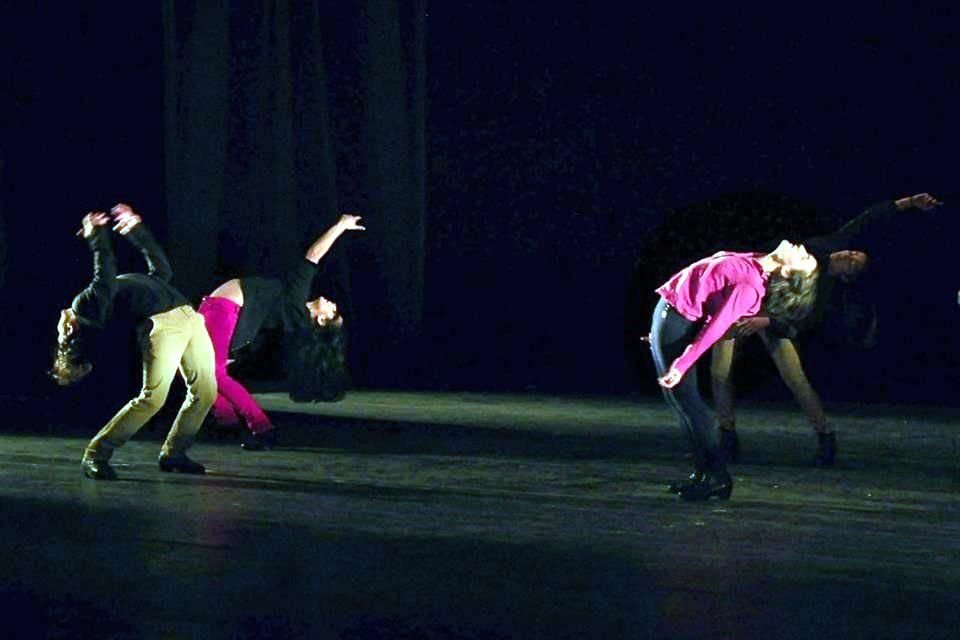 En 'Estepa' siete bailarines, al ritmo de dos guitarras, hacen exploración del cuerpo, el movimiento y el sonido.