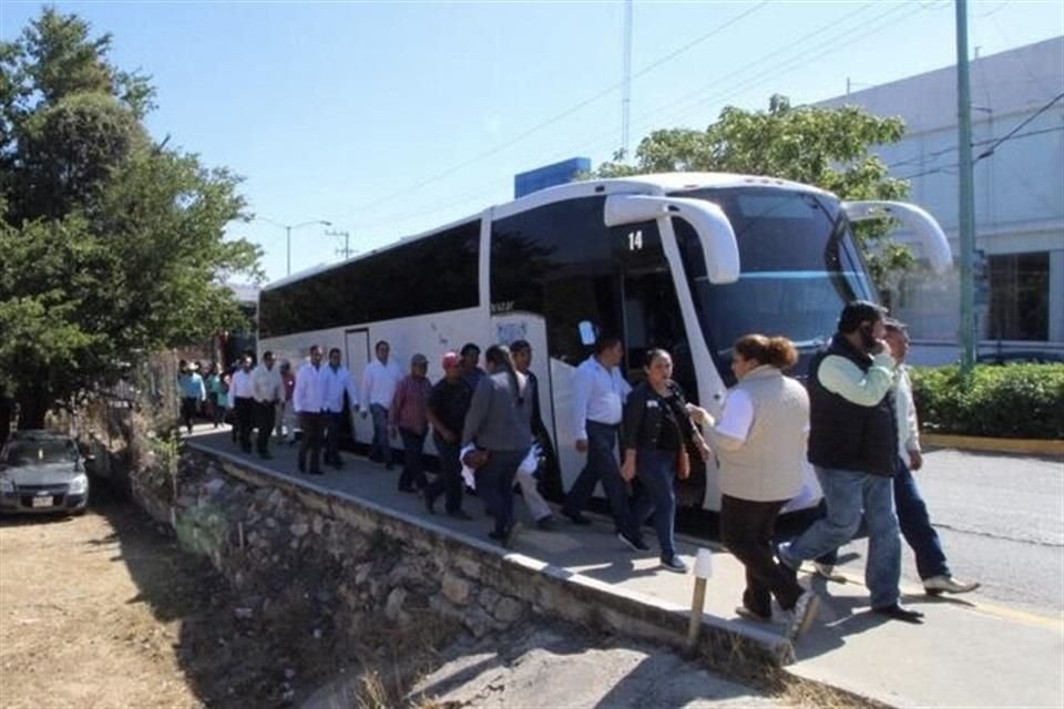 Camiones arriban al Polyforum Chiapas con los asistentes al mitin que José Antonio Meade encabezará como precandidato presidencial del PRI y PVEM.