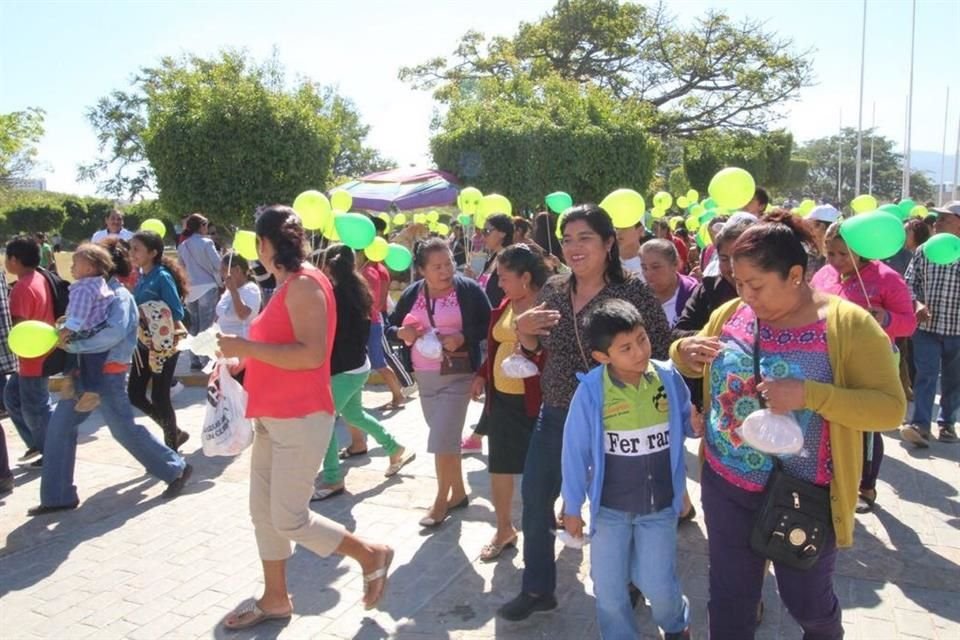 Globos, playeras y lunch se entregan a los asistentes al mitin que José Antonio Meade encabezará este medio día en el Polyforum Chiapas, de Tuxtla Gutiérrez.