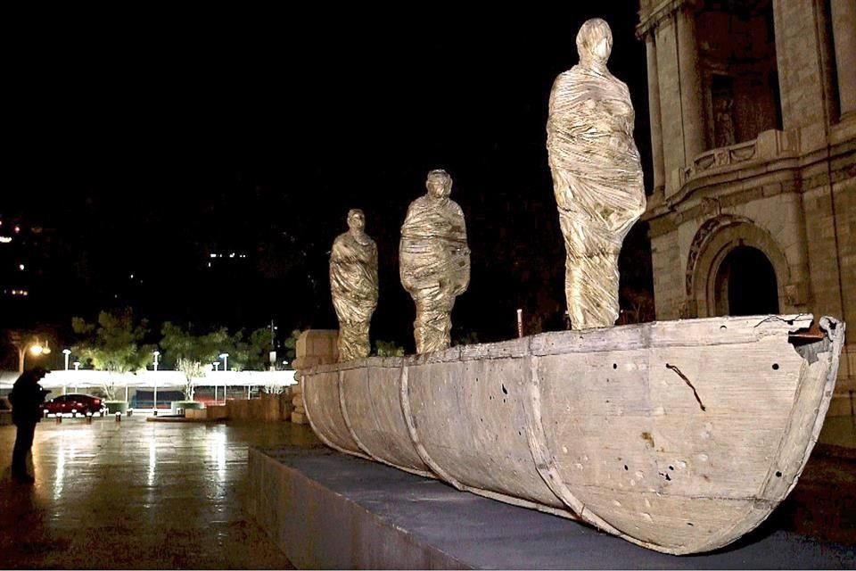 La barca de bronce y sus tres ocupantes, con un peso total que supera las dos toneladas, hicieron el viaje desde la Fundición Cázares, en Amecameca, Estado de México, hasta el corazón de la urbe.