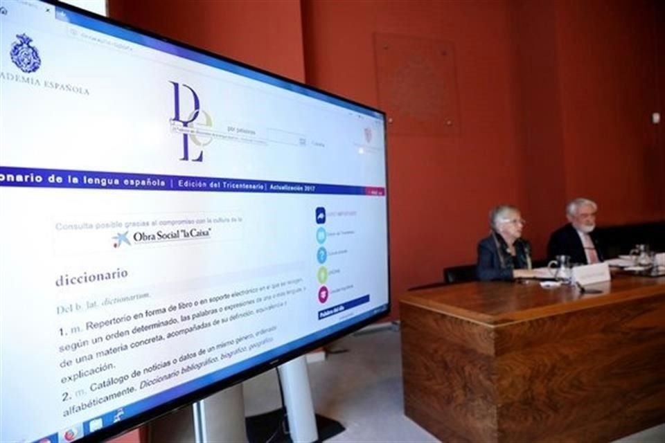 Paz Battaner y Darío Villanueva presentaron hoy a los medios las actualizaciones del Diccionario de la Lengua Española.