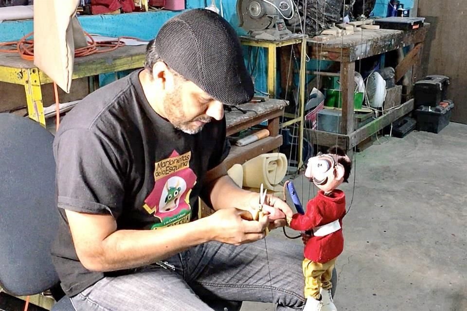 Camacho, médico de títeres, vela por la salud de 600 marionetas en La Titería, en Coyoacán.