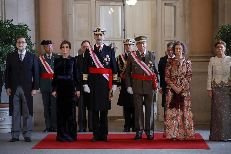 El rey Felipe VI de España homenajeó este sábado a su padre Juan Carlos I por su servicio leal a España.