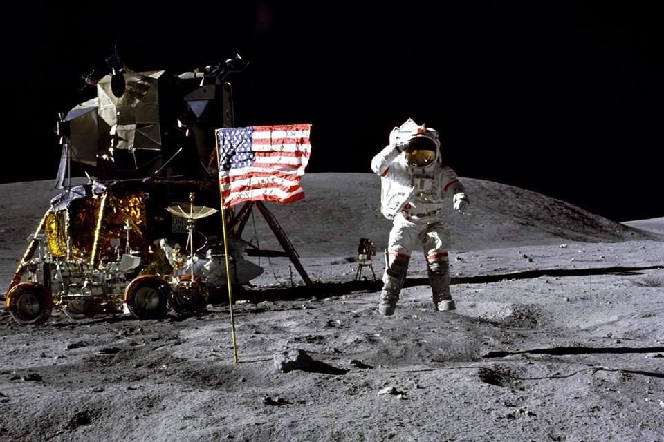 Fue el noveno hombre en pisar la Luna, a la que viajó en más de una ocasión.