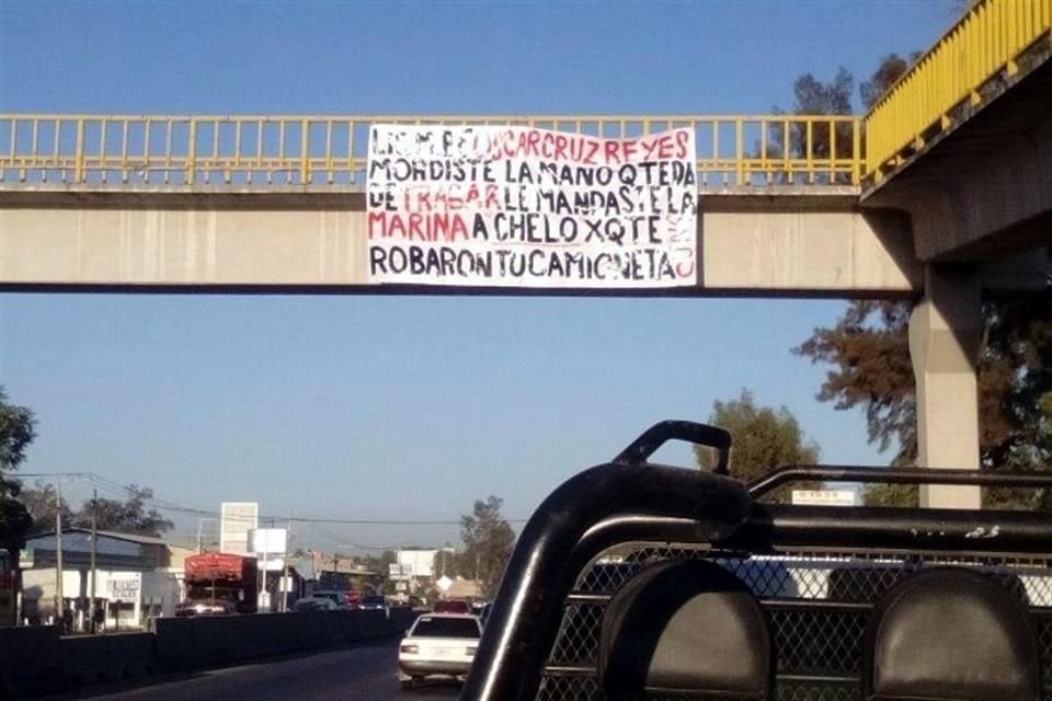 Uno de los mensajes fue dejado en un puente peatonal de la Carretera Libre a Zapotlanejo.