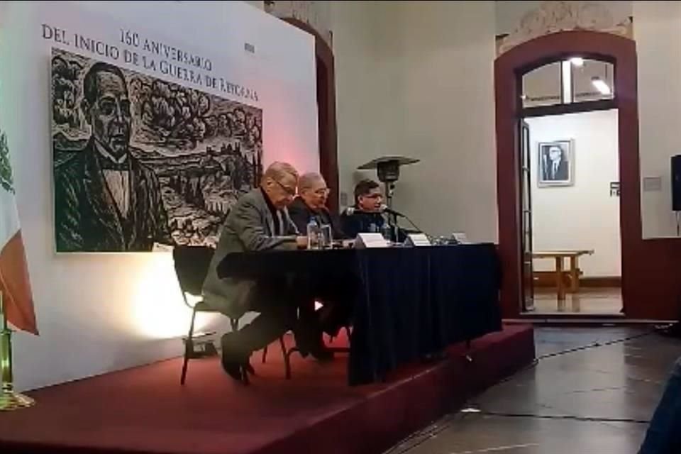 Junto con el también embajador Héctor Cárdenas Rodríguez y el investigador Felipe Aviña, Astié Burgos hizo un repaso de las causas que desataron la Primera Guerra Mundial.