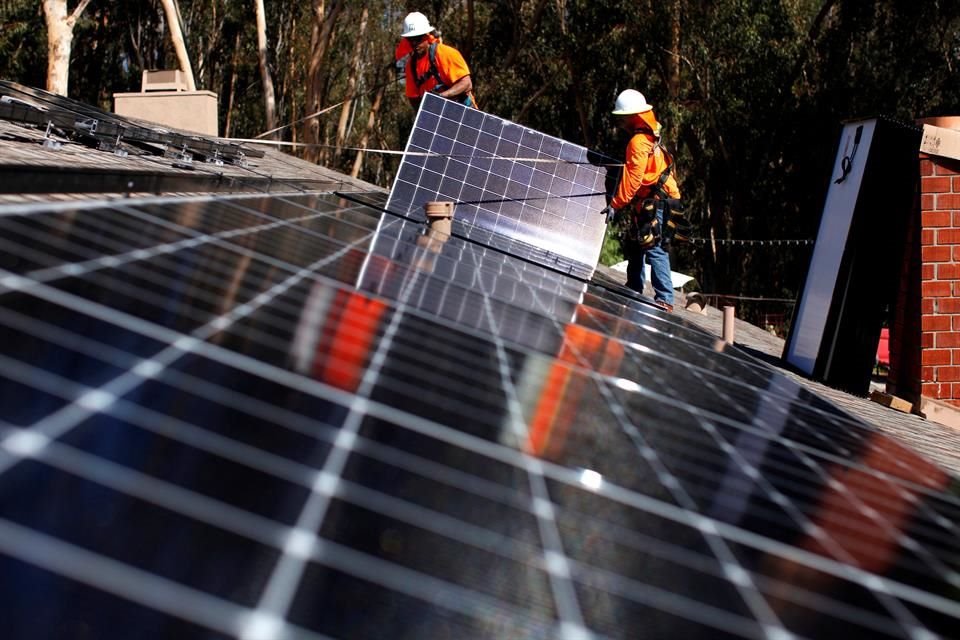 Instalación de paneles soalres en Scripps Ranch, en San Diego, California.