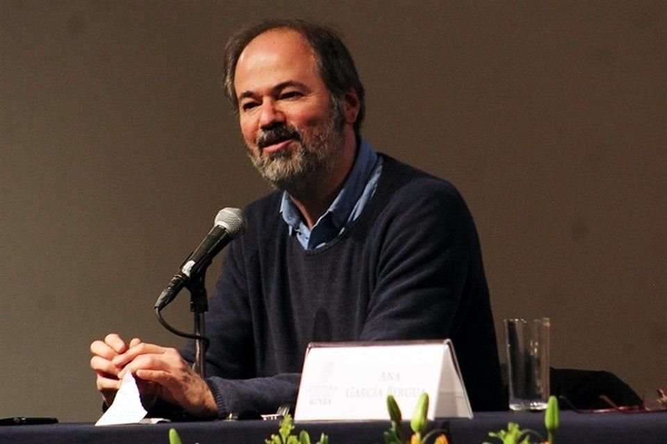 Juan Villoro participó en la mesa 'Jorge cronista', en el Palacio de Bellas Artes, a propósito del 90 aniversario del nacimiento del crítico, dramaturgo y novelista Jorge Ibargüengoitia.