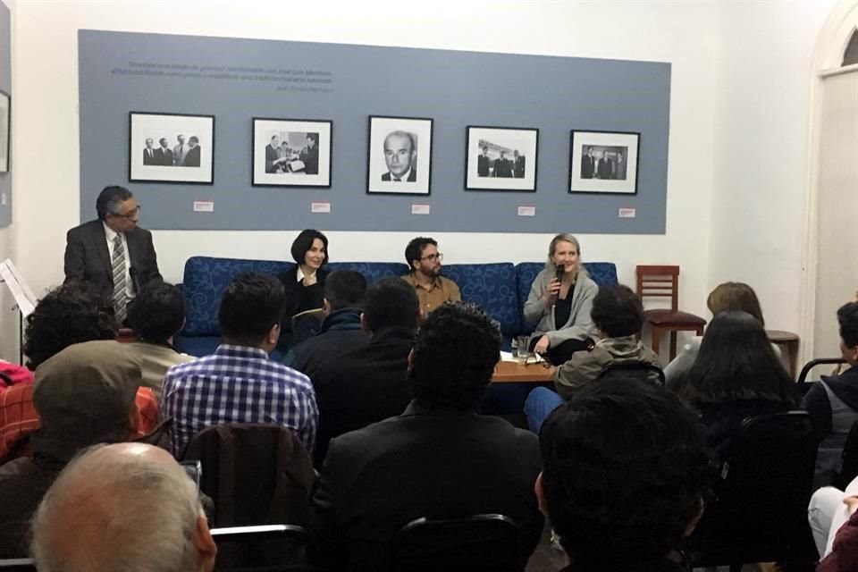 En la charla 'Instrucciones para leer a Jorge Ibargüengoitia', los escritores Verónica Murguía, Tanya Huntington y César Tejeda aquilataron las enseñanzas del autor guanajuatense.