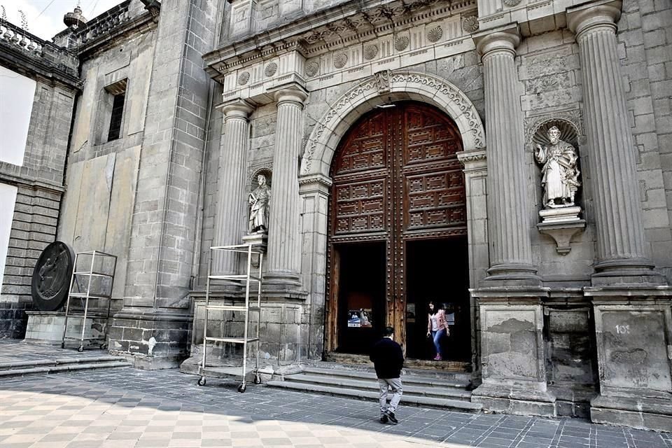 Estampas cotidianas de Catedral, donde se denuncian deterioros y desatención, como objetos ajenos al temmplo, malla en la cúpula, escurrimiento de cera, entre otros.