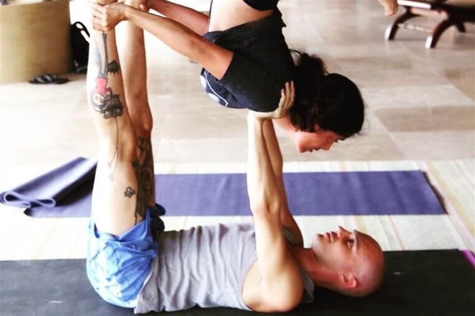 Ashley Judd y Salma Hayek están entrenando yoga acrobático y han compartido en Instagram sus avances en el deporte.