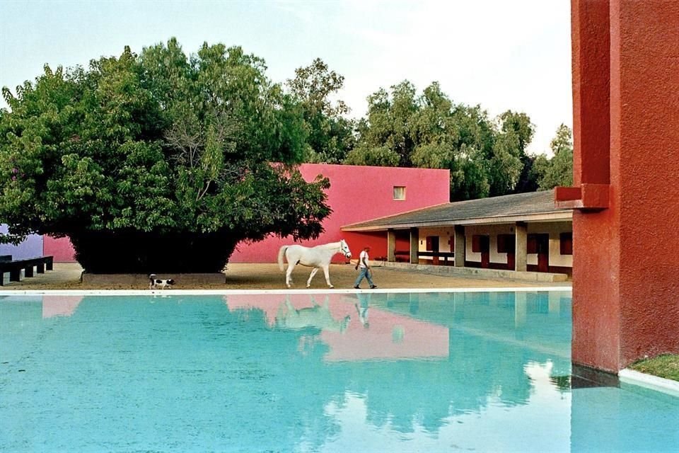 La Cuadra San Cristóbal, proyectada por el arquitecto mexicano Luis Barragán en Atizapán, Estado de México, nunca había sido abierta al público para una actividad expositiva.