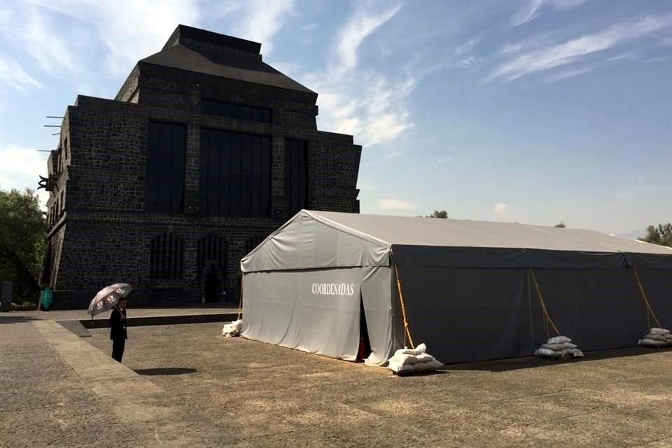 Otro de los filmes se expone en el exterior del recinto, dentro de una carpa semejante a las instaladas durante las excavaciones arqueológicas.