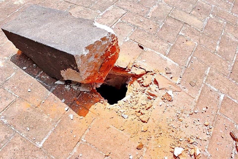 La misma cruz, en su caída, provocó esta oquedad.