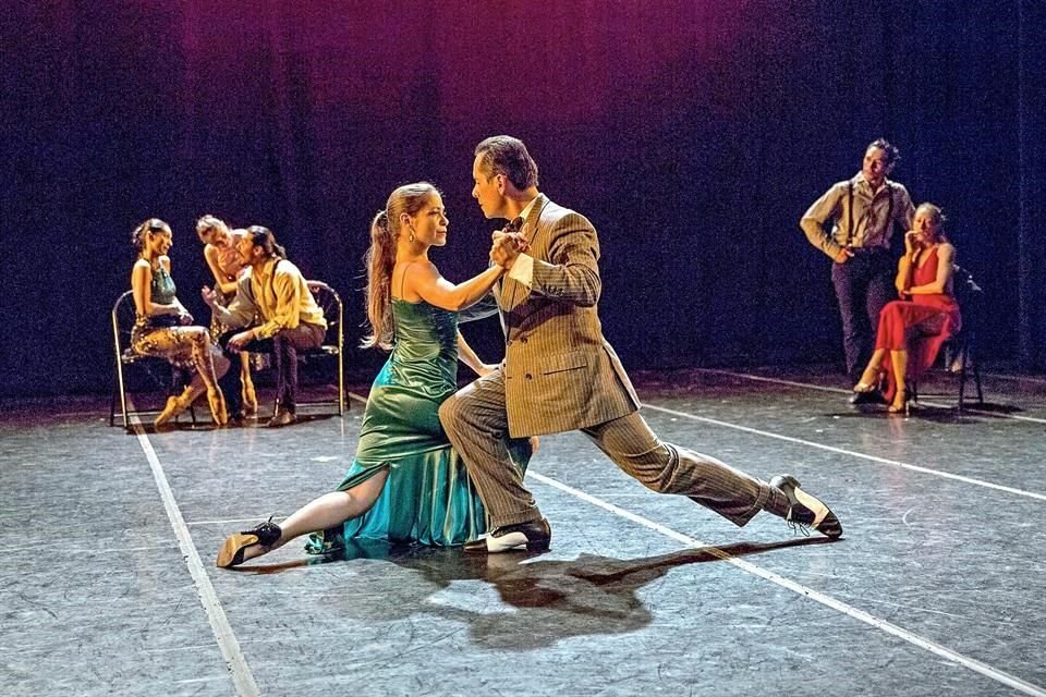 Con coreografía de Víctor Cervantes y dirección de María O'Reilly, el espectáculo reúne en escena a una docena de artistas.