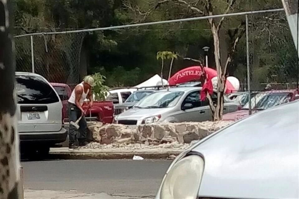 De acuerdo con colonos, dos sujetos comenzaron con las obras ayer alrededor de las 16:00 horas en las inmediaciones de Mariano Azuela y José R. Benítez.