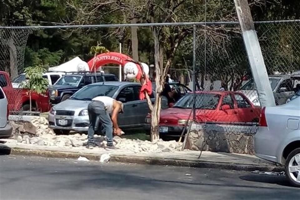 Vecinos de Jardines de la Paz acusaron que este domingo se empezaron a hacer obras sin permiso en la barda del Parque San Rafael. Colocarían otro ingreso para autos.