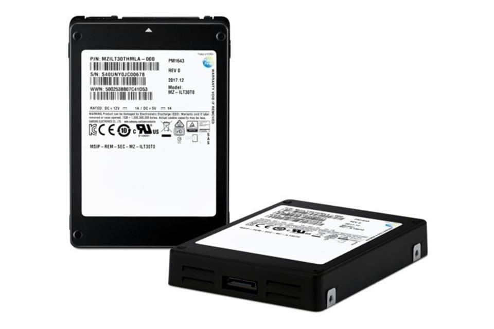 La memoria PM1643 se logró al unir 30 placas de 1TB en un cuerpo que no supera 7 centímetros de alto.