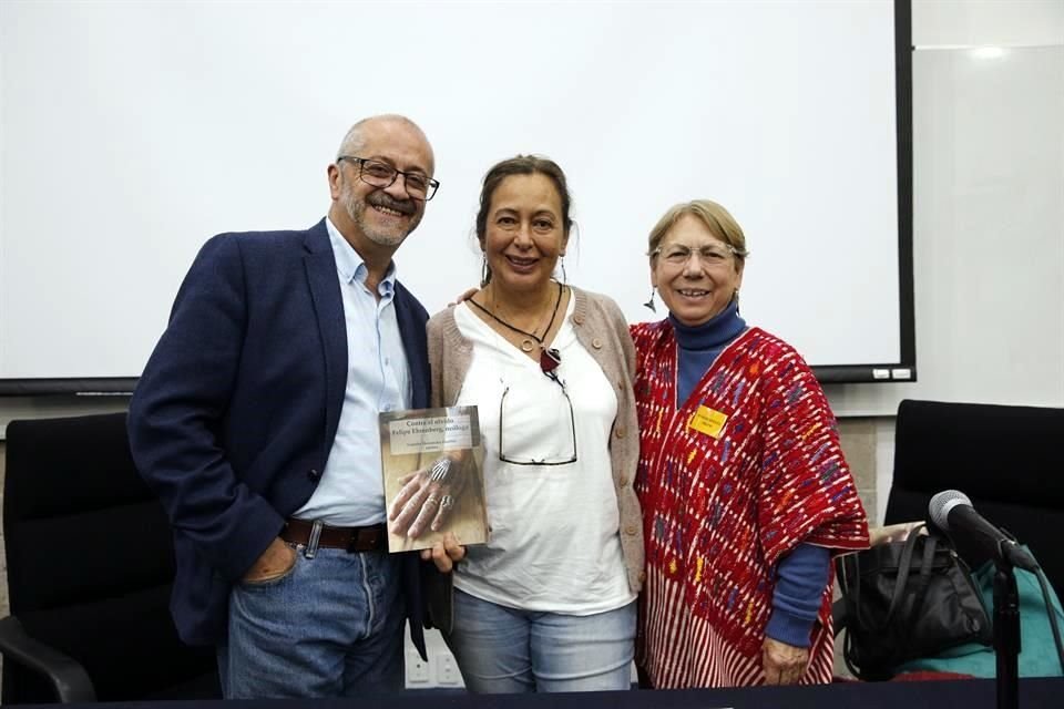 El libro recoge el amor, respeto y admiraci+on de escritores, músicos y artistas hacia Felipe Ehrenberg.