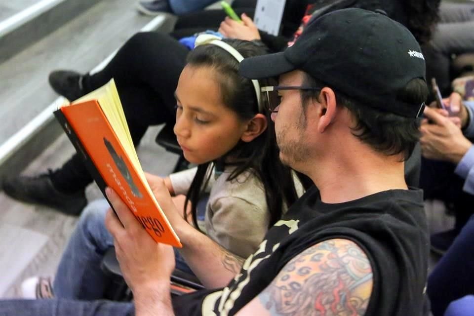 El auditorio lo conformaron sobre todo jóvenes, que adquirieron el libro para hacerse también con su firma.