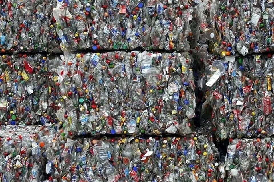 A través de nuevas regulaciones, la Unión Europea planea que en 2030 todas las botellas de plástico sean reutilizables o de fácil reciclaje.