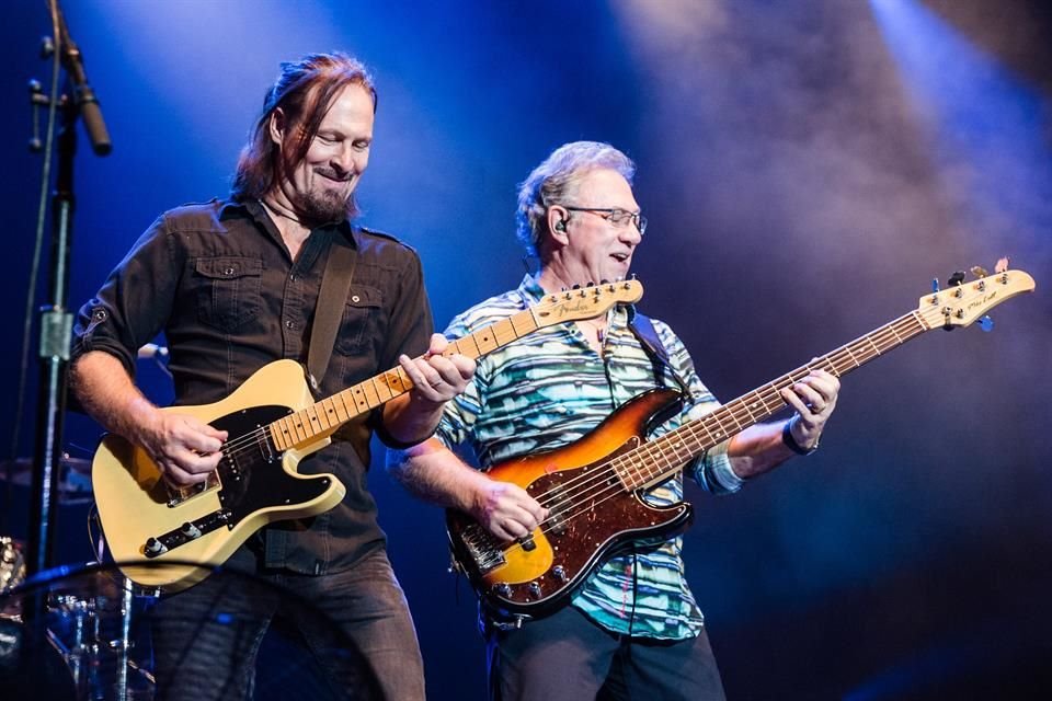 Creedence Clearwater Revisited ofreció este viernes en el Palacio de los Deportes un nostálgico concierto que emocionó a 12 mil personas.