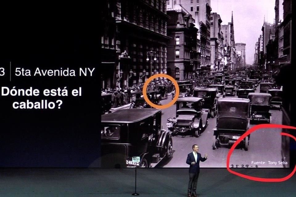 Anaya publicó una imagen de la Quinta Avenida usada el día de su toma de protesta, en cuya esquina inferior derecha aparece el texto 'Fuente: Tony Seba'.