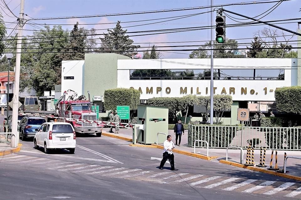 REFORMA publicó el 7 de marzo que la venta del predio formaba parte de un proyecto de Sedena para mudar 30 fábricas e instalaciones militares a un terreno en Puebla.