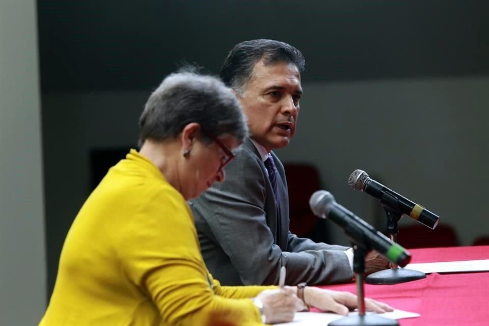 Mariclaire Acosta y Luis Manuel Pérez de Acha en conferencia de prensa.