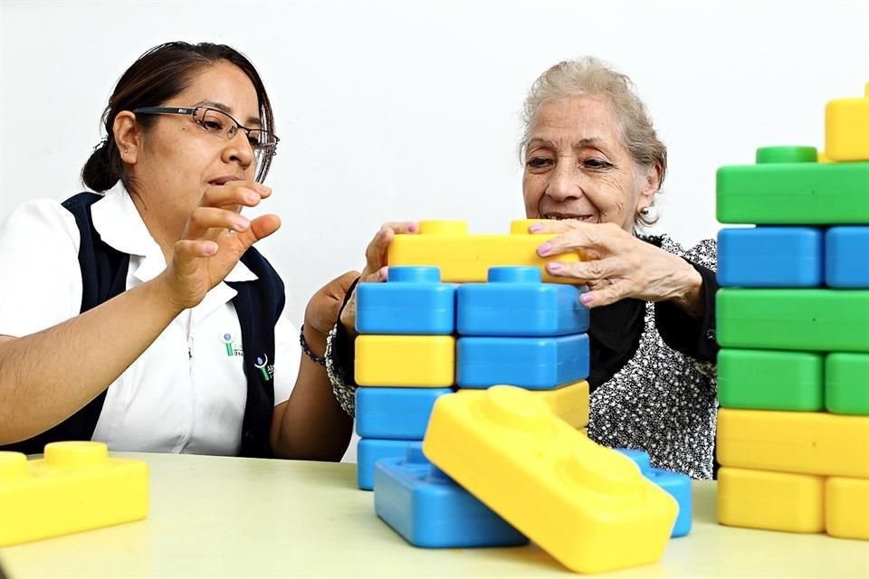 Mantener al cerebro activo leyendo, escuchando música, aprendiendo a tocar algún instrumento o a hablar algún idioma podría retrasar los efectos del Alzhéimer.