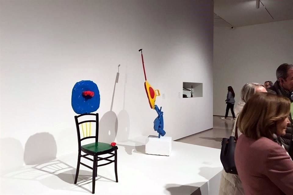 Se exhiben 96 esculturas, fechadas entre 1928 y 1982, junto a 47 objetos originales que las inspiraron.