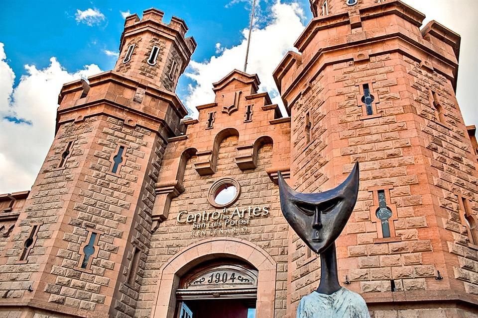 El edificio del Centro de Artes de San Luis Potosí fue construido a finales del siglo 19, en cantera rosa, con la novedosa técnica del momento, la vigilancia panóptica. 